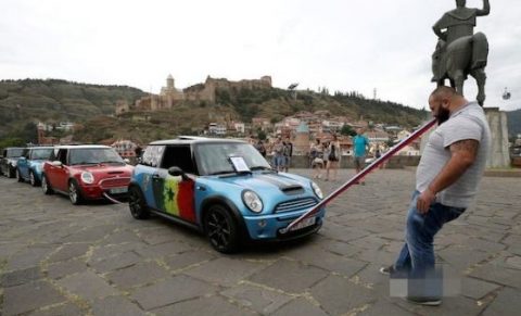 Wonderful! A Man pulls Four Cars with his Teeth for Record [Pictures]